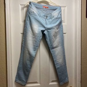 Light blue cropped ankle skinny jeans